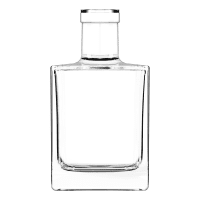 Garrafa de vidro QBIC com design cubista, base sólida, colunas retas e vidro espesso, disponível em diversos tamanhos.